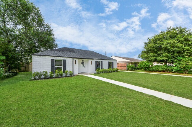 Building Photo - 6249 Locke Ln