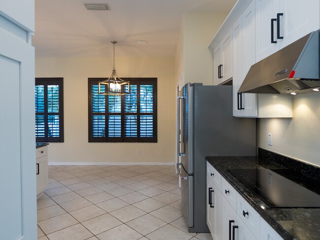 Building Photo - "Spacious 3-Bedroom Oasis with 2 Baths and 2,287 Sq Ft in Bradenton!"