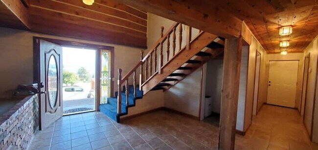 Building Photo - Log Home with close public lake access - A...