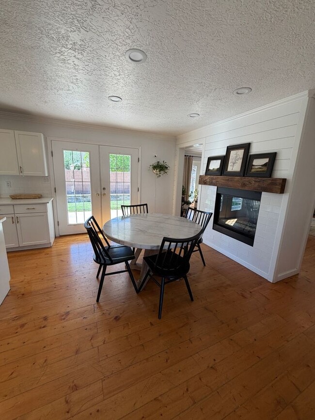 Building Photo - Beautiful 4 bedroom, 3 bathroom Home with a pool!!