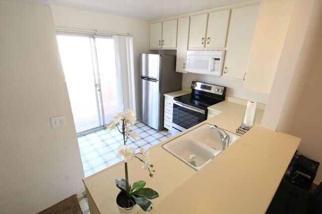 Building Photo - 2-Bedroom 1.5-Bathroom Townhouse