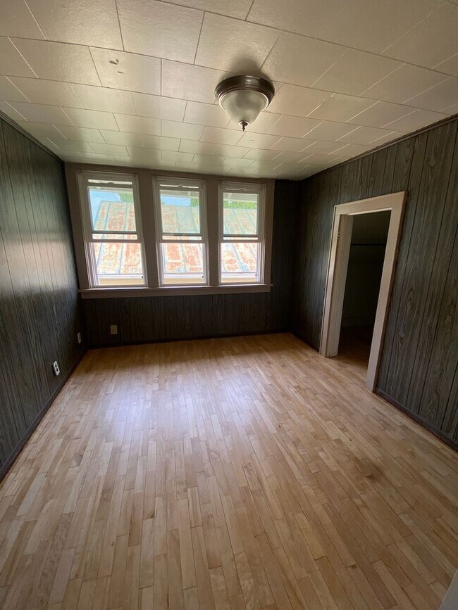 Building Photo - 1207 N Sawyer St