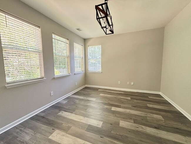 Building Photo - Available 7/9. Gorgeous, Fully Remodeled 3...