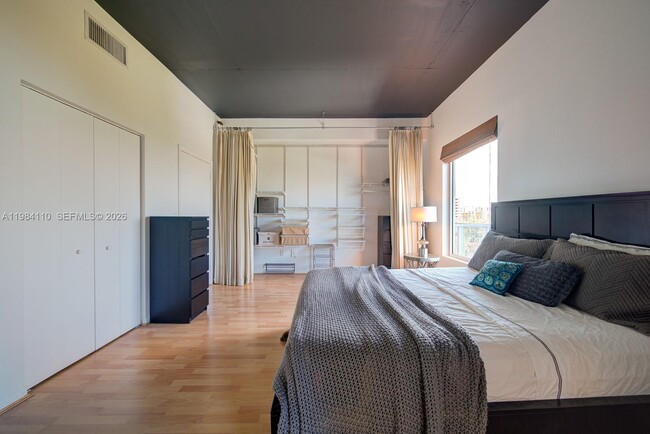 Building Photo - 10 SW South River Dr