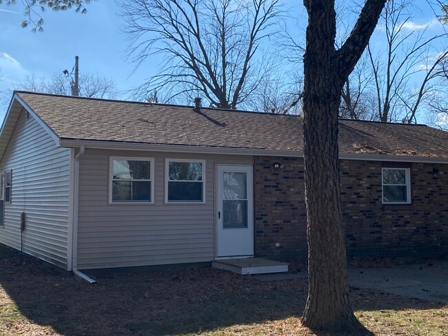 Building Photo - 1603 Queens Way