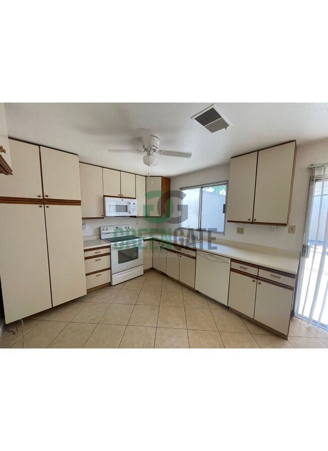 Building Photo - 3 BEDROOM 2 BATH HOME MOVE IN READY IN MOD...