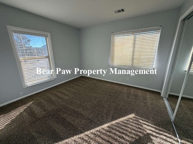 Building Photo - Two Bedroom One Bath on Buffalo Park!