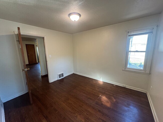 Building Photo - Charming 2-bedroom, 1-bathroom Ground Floor Apartment in Independence