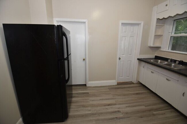 Building Photo - Mishawaka 1/2 story 3 bedroom single-family home with garage
