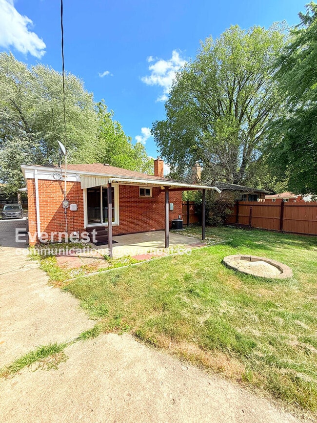 Building Photo - W/D Included! Single-Family Home w/ Centra...