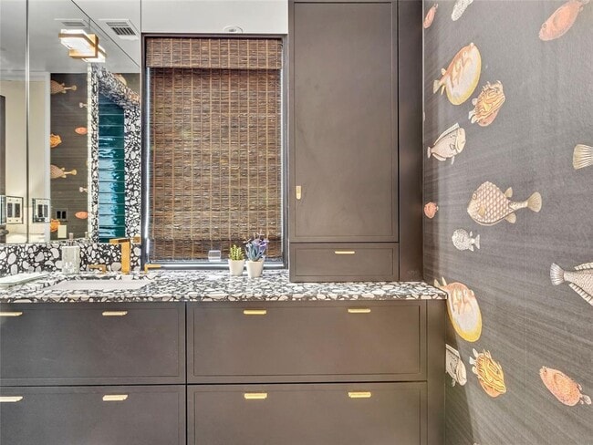 Building Photo - 1229 N Dewey Ave