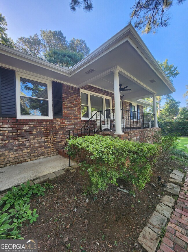 Building Photo - 302 Kelso Dr SW