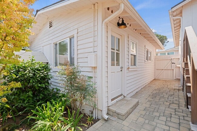 Building Photo - Charming One-Bedroom Retreat in Santa Barb...