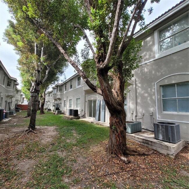 Building Photo - 1666 SE 27th Ct