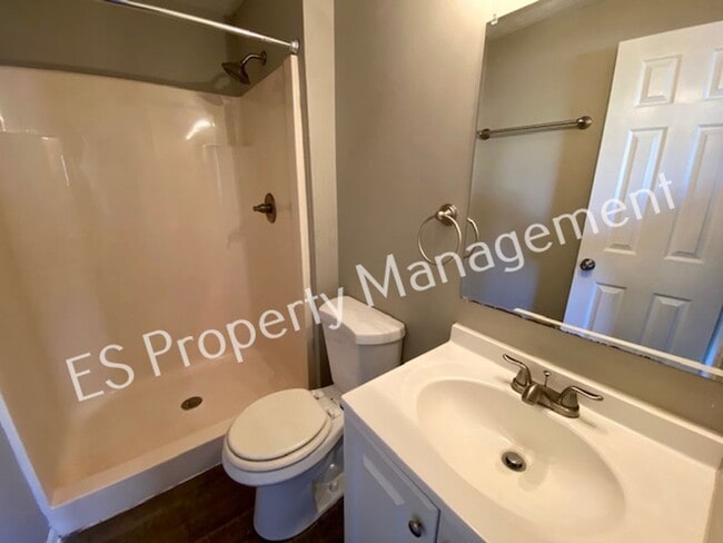 Building Photo - Stunning 4 Bedroom 2 Bathroom Tri-Level Ho...