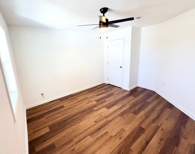 Building Photo - Laplace