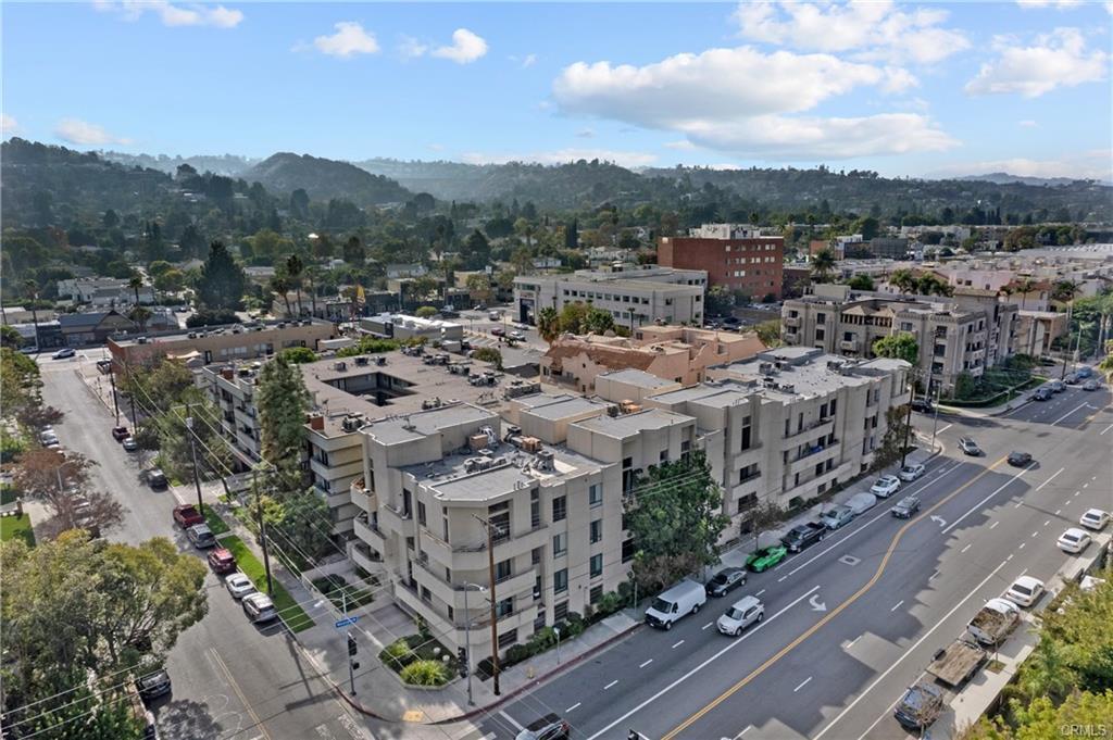 Building Photo - 13920 Moorpark St