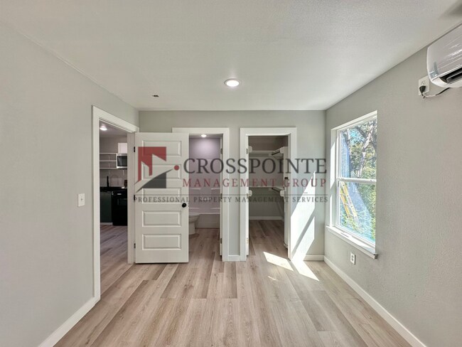 Building Photo - Spur 164 Units