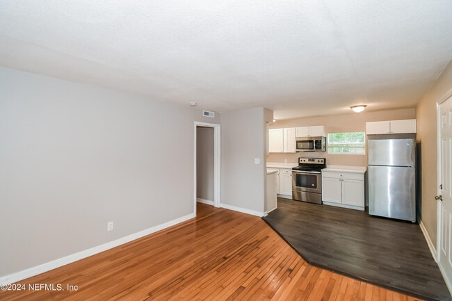 Building Photo - 6533 Burgundy Rd S