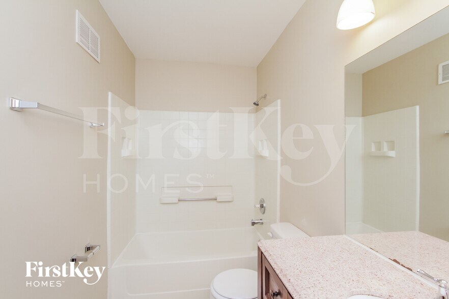 Building Photo - 1033 Four Seasons Blvd