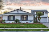 Building Photo - Furnished Home in HB