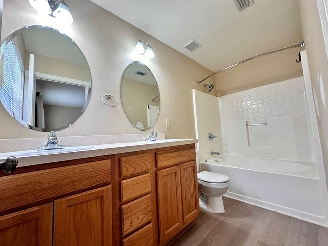 Building Photo - Adorable 3B/2.5B Unfurnished Townhome located in Twin Lakes Neighborhood!