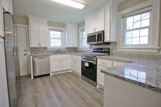 Building Photo - Charming 2 Bedroom, 1 Bath Brick Home in a Prime Location *No Students*