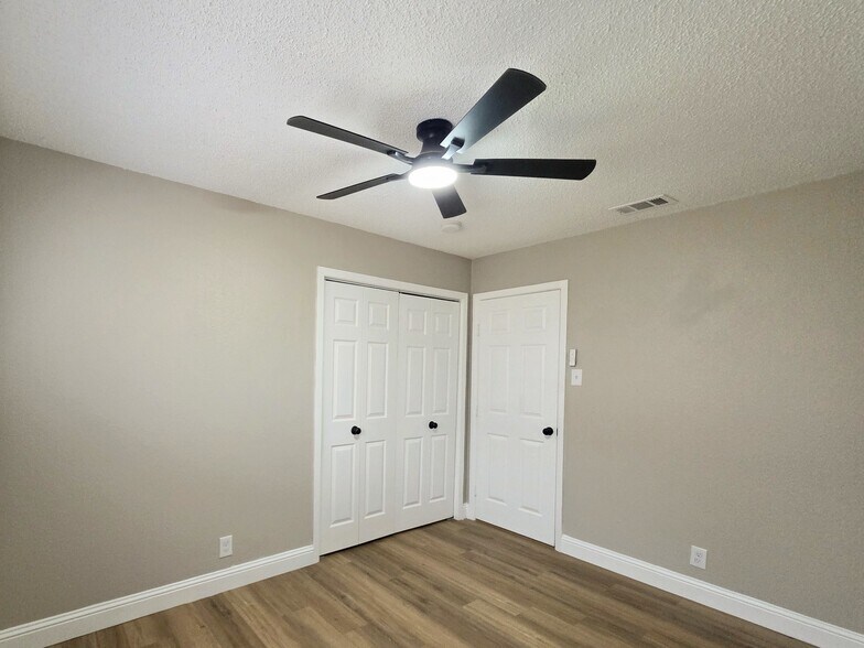 Building Photo - 1302 La Salle Dr