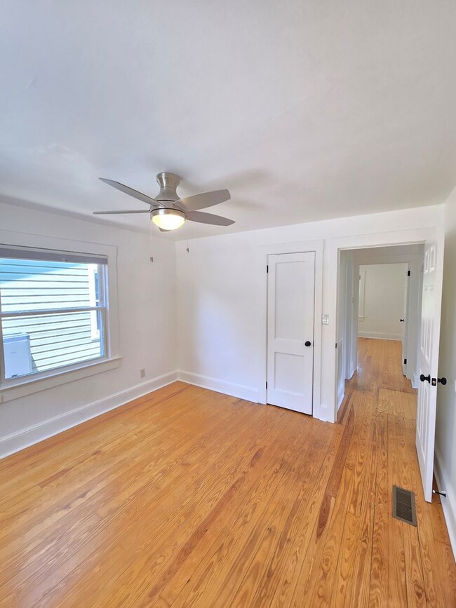 Building Photo - CAROLINA PLACE - Renovated 2 Bedroom - Gor...