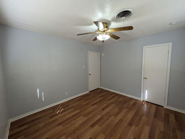 Building Photo - 3529 Bowling Ln