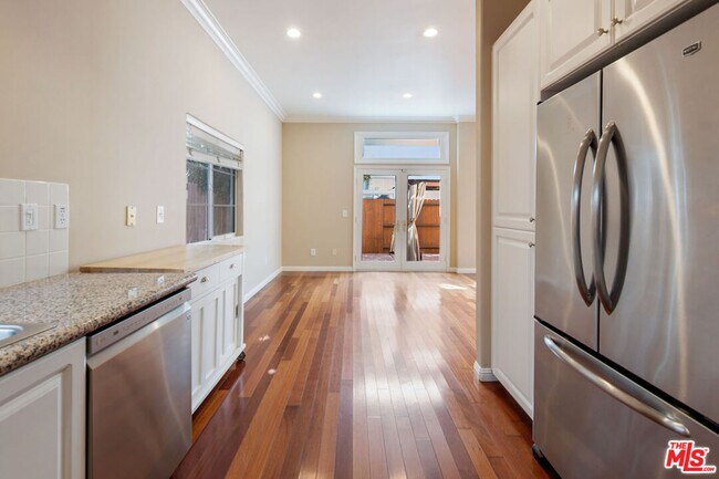 Building Photo - 2020 Penmar Ave