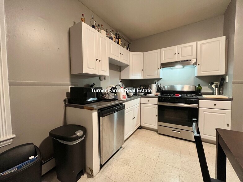 Building Photo - 168 Hillside St