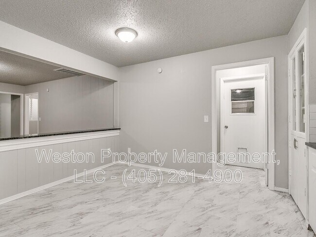 Building Photo - 1011 Crown Dr