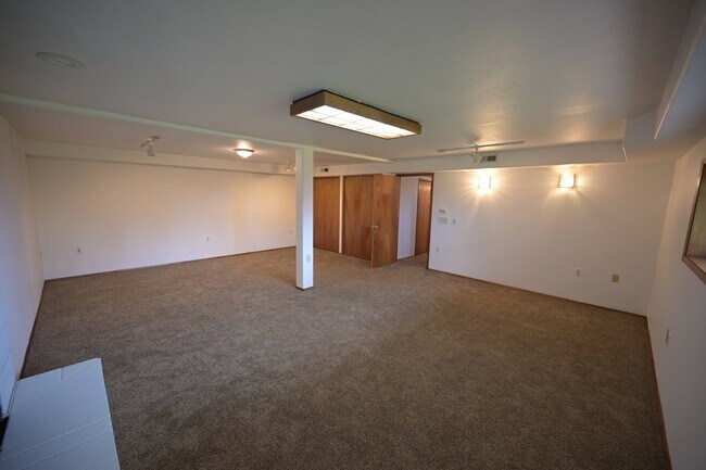 Building Photo - 4 bed, 2 bath, split level home in Sequim,...
