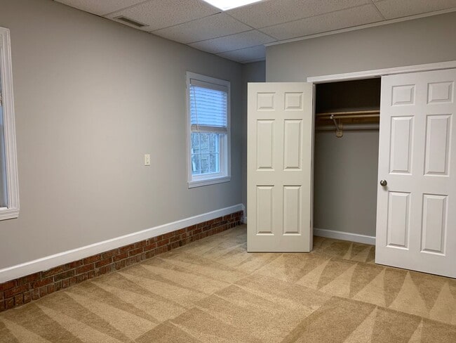 Building Photo - 5 Bed | 3.5 Bath House with Finished Basem...