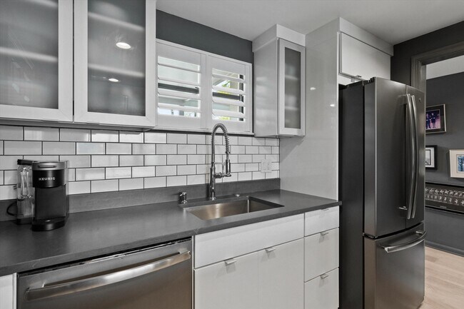 Building Photo - 11842 Pebblewood Dr