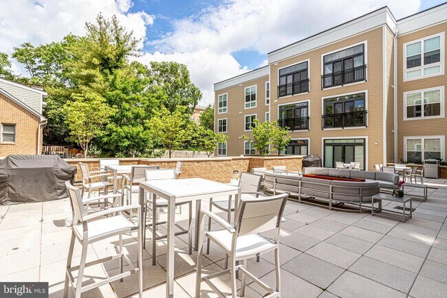 Building Photo - 989 S Buchanan St