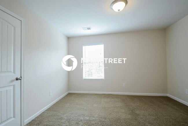 Building Photo - 4 Bedroom Pet-Friendly Home in Fultondale, AL with Main Street Renewal