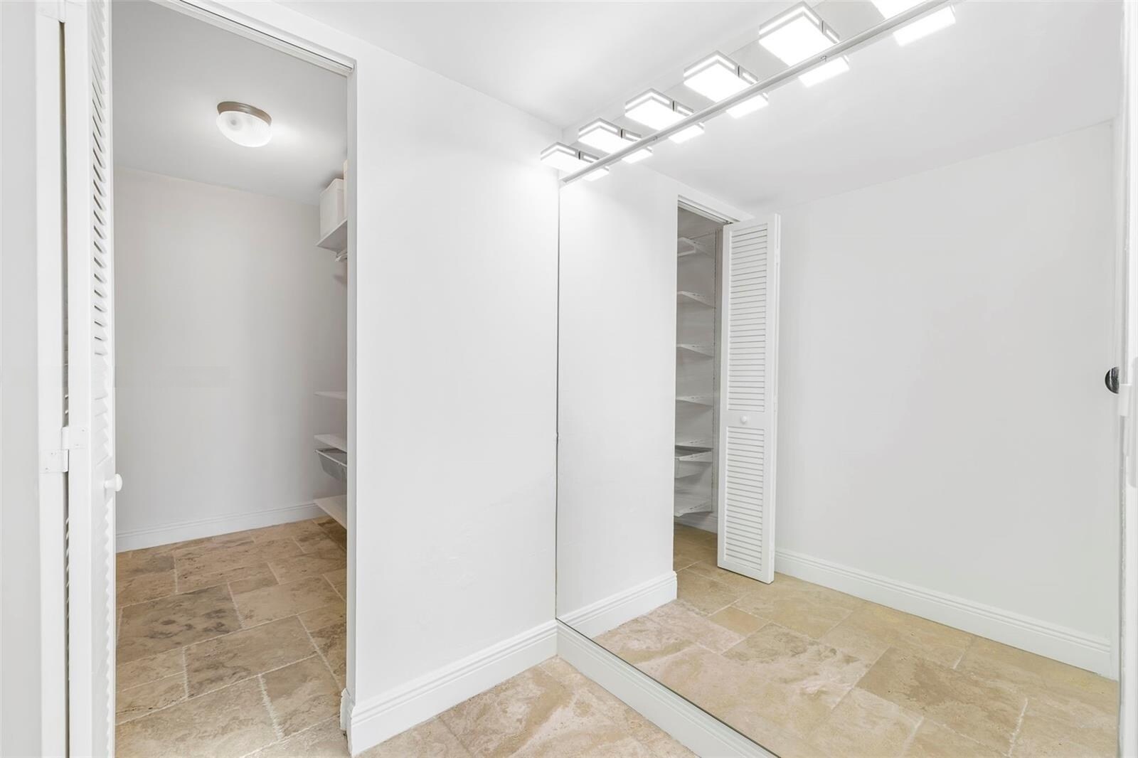 Building Photo - 1420 Brickell Bay Dr