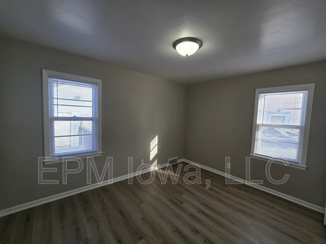 Building Photo - 1147 Bourland Ave