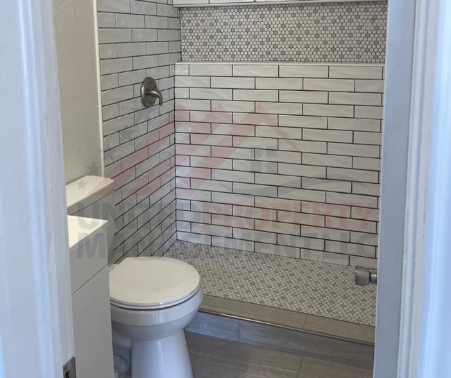 Building Photo - Remodeled 3 bed 2 bath