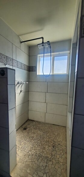 Building Photo - 1040 N Lyons Ave