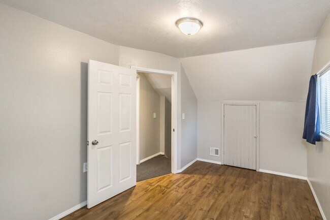 Building Photo - 1324 W Sioux St