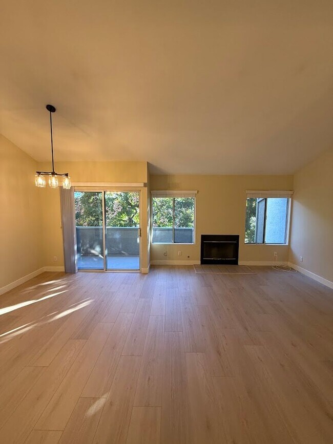 Building Photo - Beautiful 3 Bedroom 2 1/2 Bathroom Granada Hills Townhouse! Must See! Ready For Move-In!