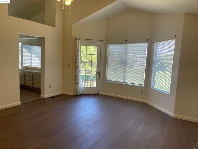 Building Photo - 2627 Cherry Hills Dr
