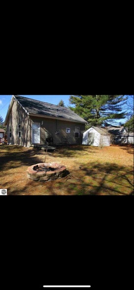 Building Photo - 1038 Wintergreen St