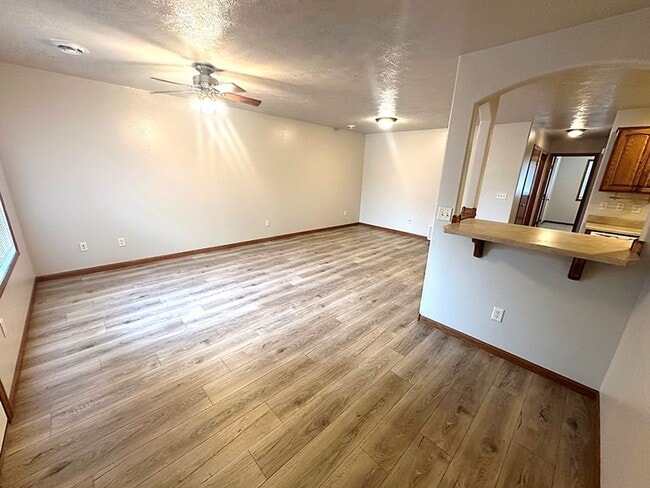 Building Photo - 2 BEDROOM, 1 BATH, NO STEPS, ATTACHED GARA...