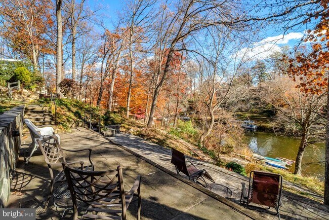 Building Photo - 6120 Beachway Dr