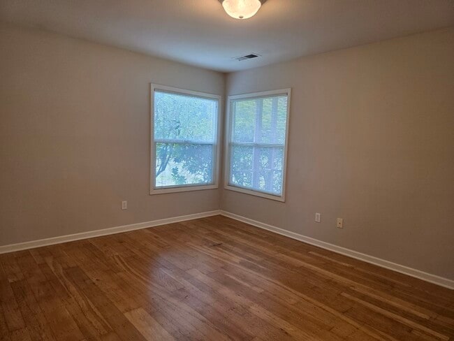 Building Photo - 1545 Brookside Dr