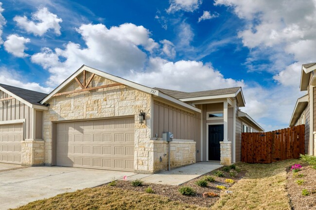 Primary Photo - GORGEOUS 3 BEDROOM DUPLEX LOCATED IN MIDLO...